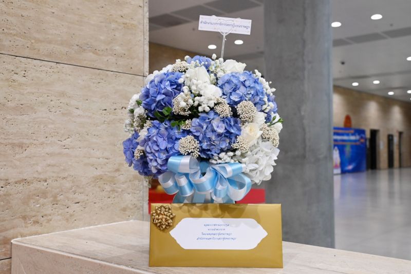 เจ้าหน้าที่สำนักบริหารงานกลาง นำแจกันดอกไม้ พร้อมแคชเชียร์ ธนาคารกรุงไทย ในนามสำนักงานเลขาธิการสภาผู้แทนราษฎร ทูลเกล้าฯ ถวายโดยเสด็จพระราชกุศลตามพระอัธยาศัย เนื่องในโอกาสวันคล้ายวันประสูติสมเด็จพระเจ้าลูกยาเธอ เจ้าฟ้าทีปังกรรัศมีโชติ มหาวชิโรตตมางกูร สิริวิบูลยราชกุมาร