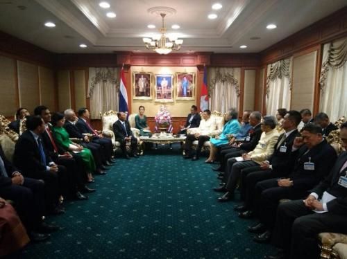 Der NLA-Präsident empfängt den kambodschanischen Parlamentspräsident Samdech Heng Samrin bei dem Anlass des offiziellen Besuchs in Thailand