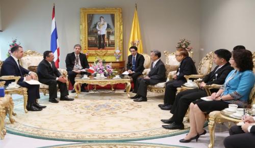 Präsident des Parlaments empfing den Botschafter von der Republik Peru und es gab die Diskussion über die Verstärkung der Beziehung zwischen den beiden Ländern.